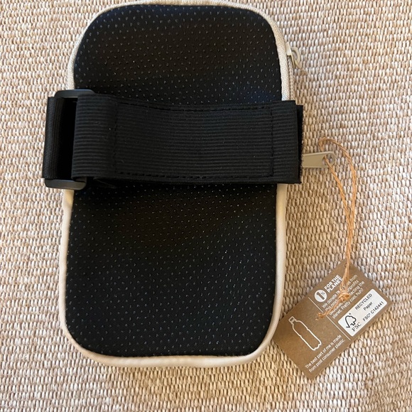 NWT Bottle Buddy Pouch w Cat & Clover Embroidery / Strap - Picture 4 of 5